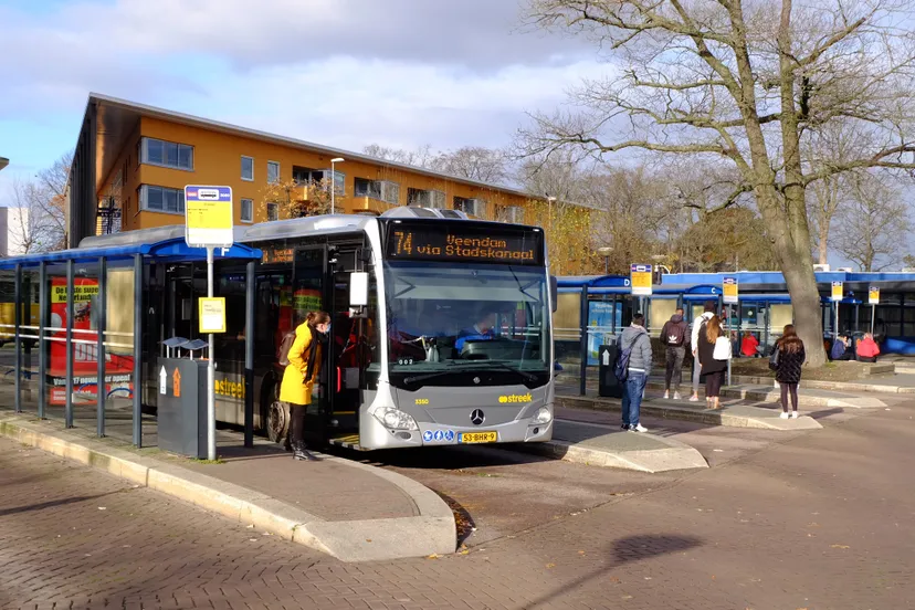 emmen-station-busstation-bus