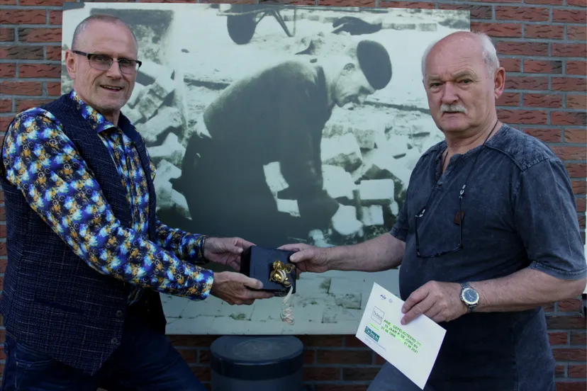 fokke-en-arie-voor-het-portet-van-de-grondlegger