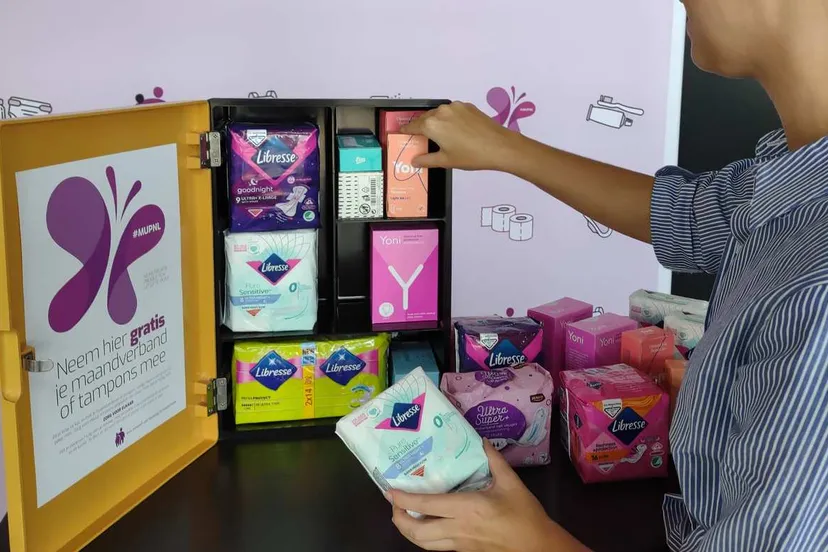 foto-uitgiftepunt-gratis-menstruatieproducten