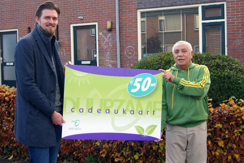 foto-wethouder-erjen-derks-overhandigt-de-duurzame-cadeaukaart-aan-familie-oraile-in-bovensmildejpg