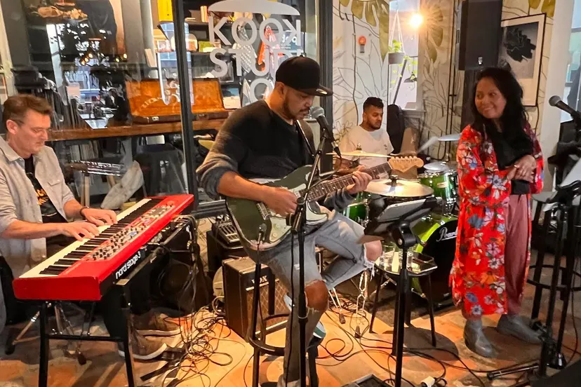 hoo-muziek-achter-voordeur