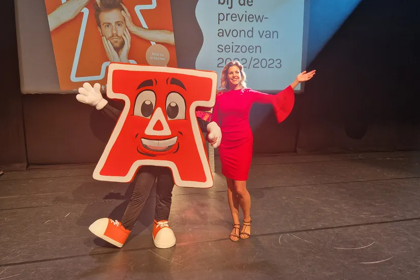 introductie-mascotte-aatje-door-theaterdirecteur-machteld-van-der-werf