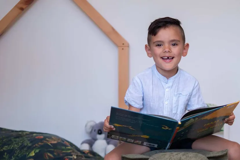 jongen-leest-boek