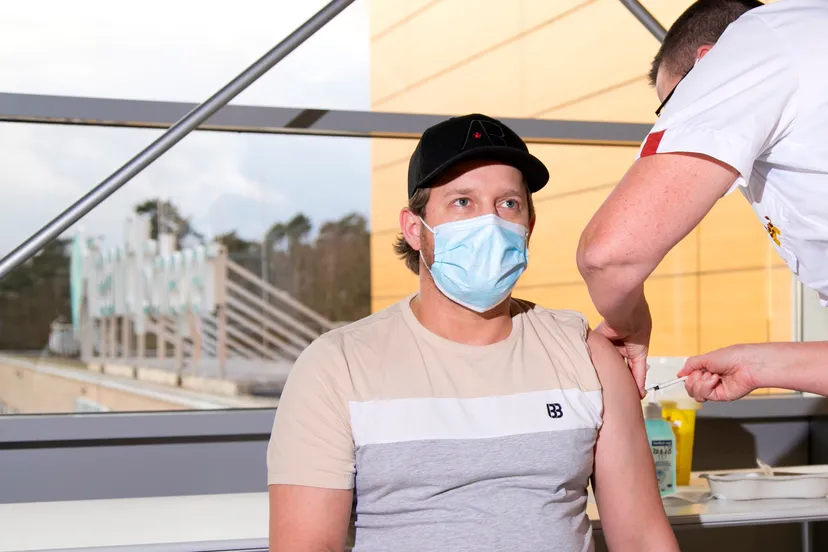 medewerker-bart-de-jong-krijgt-coronavaccin