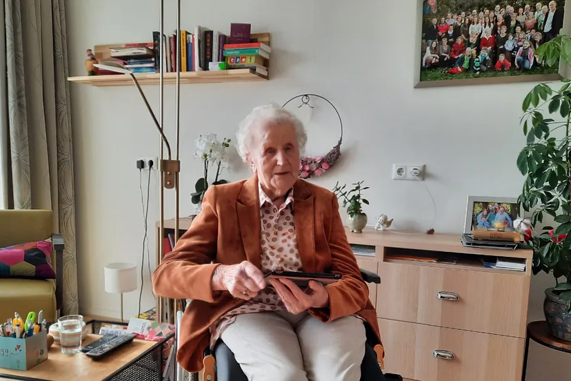 mevrvoppen-met-ipad-100-jaar-7-1