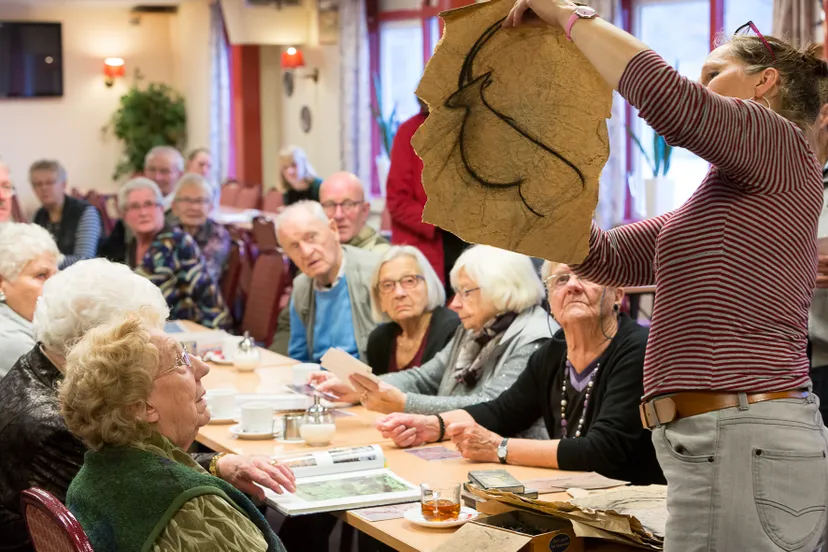 objecten-tonen-aan-de-ouderen
