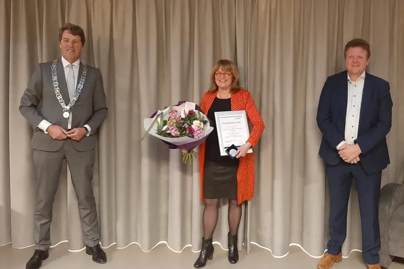 overhandiging-erepenning-aan-marchien-brons