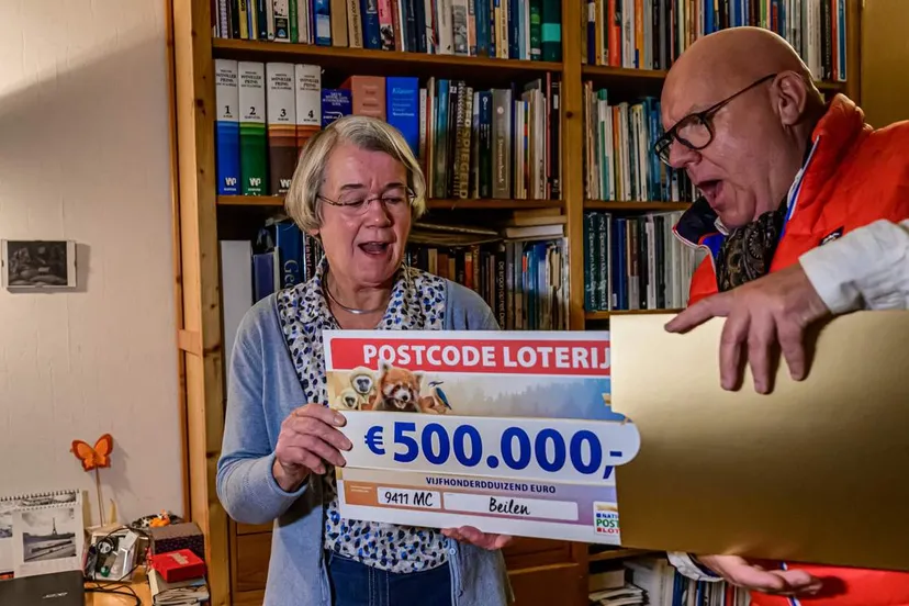 postcode-loterij-ambassadeur-gaston-starreveld-reikt-cheque-uit-aan-renee-uit-beilen