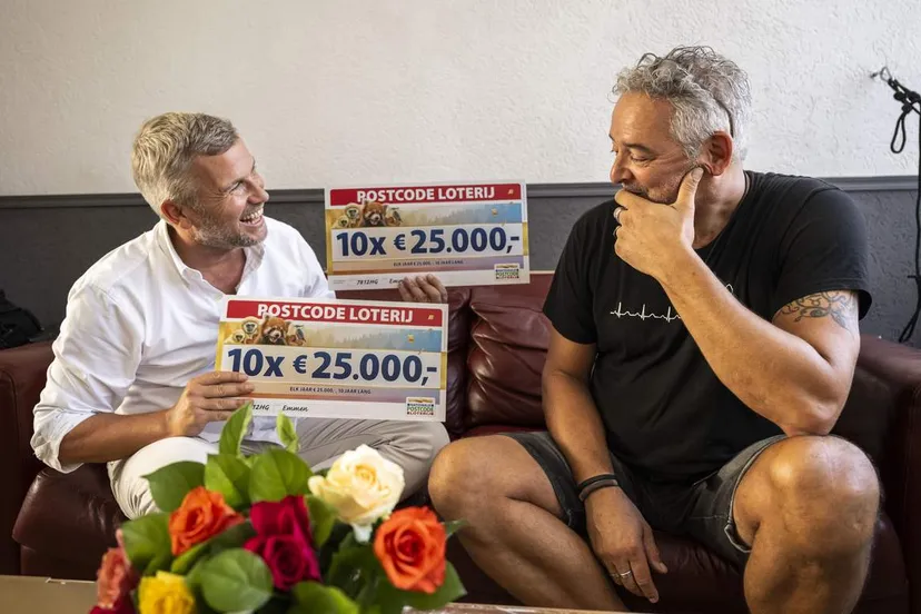 postcode-loterij-ambassadeur-winston-gerschtanowitz-reikt-twee-keer-de-plus-prijs-uit-aan-peter