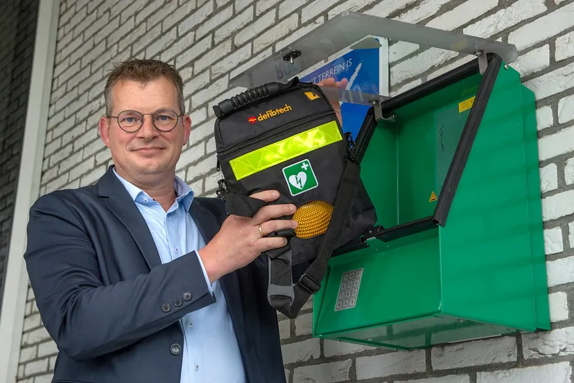 raymond-wanders-met-aed