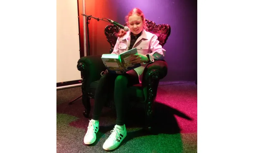 winnares-voorleeswedstrijd-emmen-esmee-bos-leest-voor