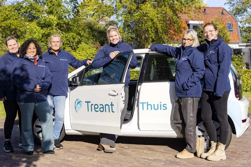 Treant  Collega’s van Treant Thuis bij een van de auto’s