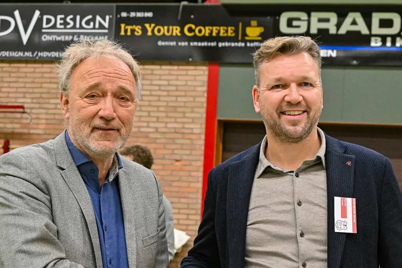 2025 11 15 Ondertekening overname kunstgrasveld door wethouder Alfred Peterson en voorzitter Haralt Lucas