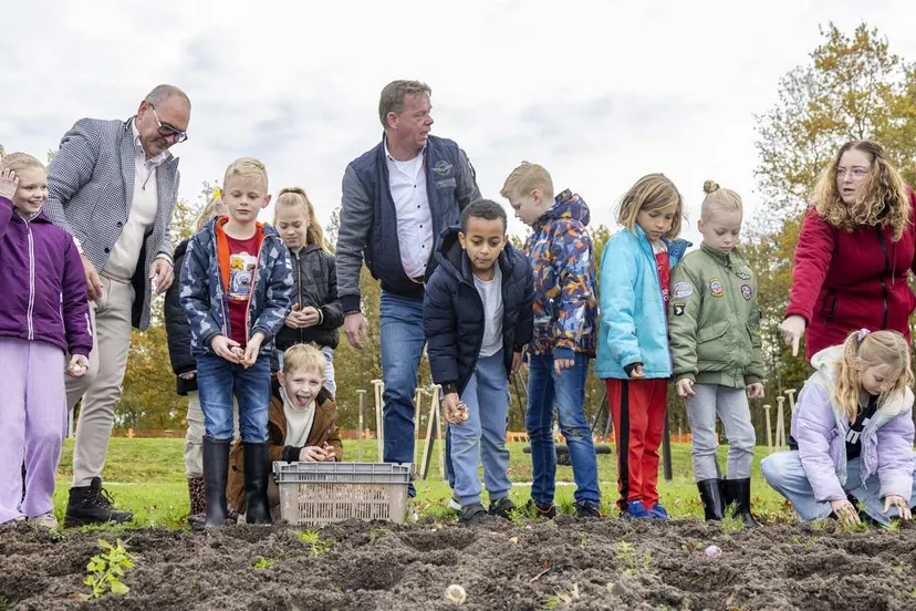 251105 Bianca Verhoef opening diversiteitspark voedselbos basisschool De Zwaluw Zandpol weth Jakobs 54A0199