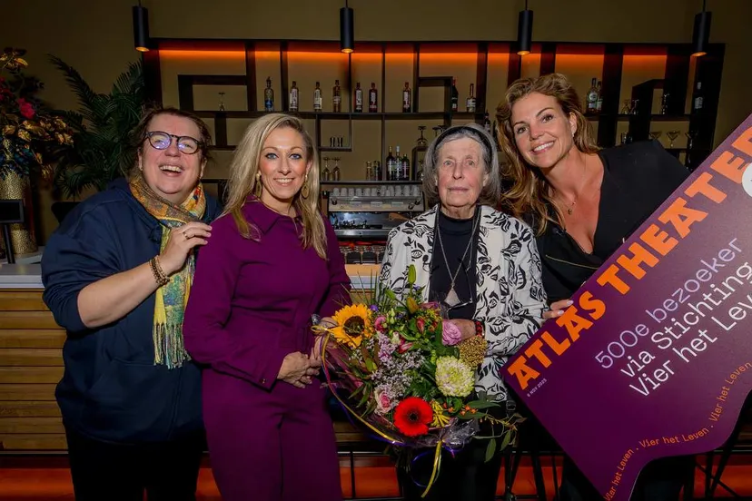 Francis van Broekhuizen, Wethouder Dewy Keen, 500ste Vier het Leven bezoeker Mevr. Daartselaar-Bos en Directeur Machteld van der Werf