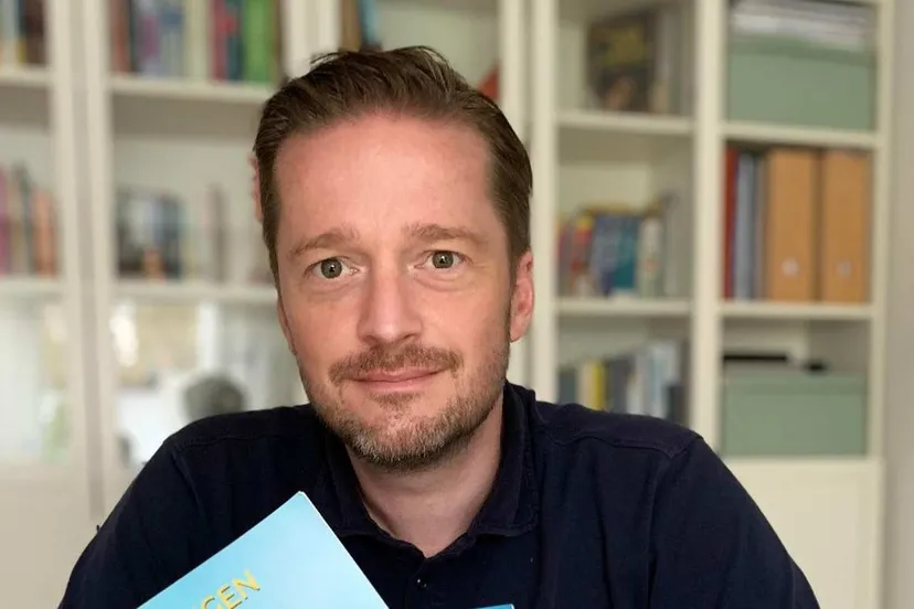 Lezing de jongen met de goedkope schoenen