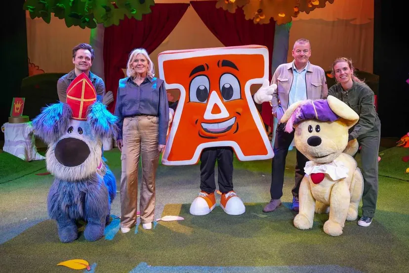 Rabobank vertegenwoordigers, de cast van Woezel & Pip en mascotte Aatje voor het decor van de Sinterklaasvoorstelling – Foto Bryan Wanningen