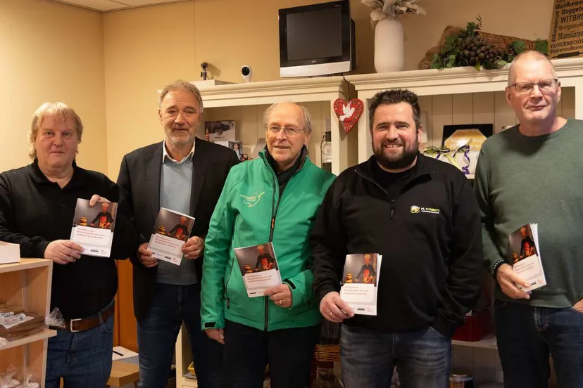 12 02 Afbeelding overhandiging duurzaam receptenboek