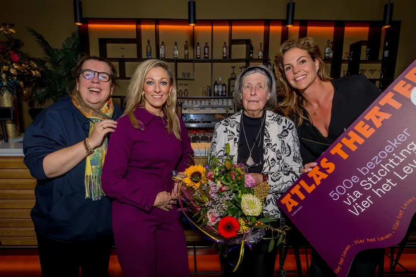 Francis van Broekhuizen, Wethouder Dewy Keen, 500ste Vier het Leven bezoeker Mevr. Daartselaar-Bos en Directeur Machteld van der Werf
