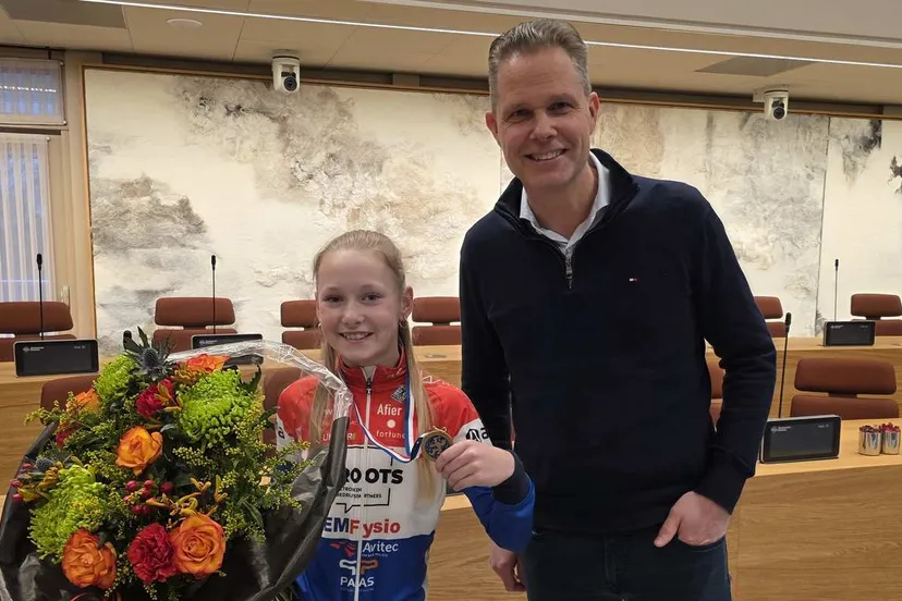 260216 Sporthuldiging Valerie Horsman door wethouder Pascal Schrik