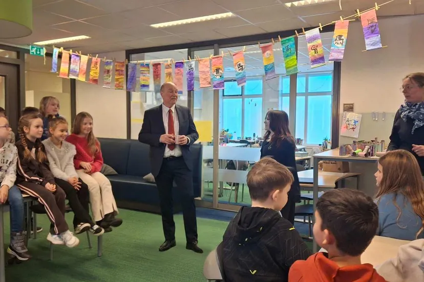 Wethouder Martin Rasker en kinderburgemeester Felice Engberts op Het Krijt