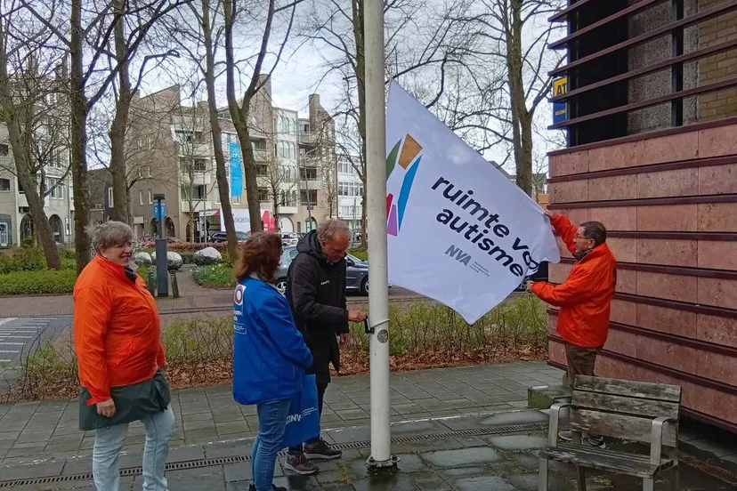 03-30 Gemeente Meppel hijst vlag in autismeweek voor inclusieve samenleving