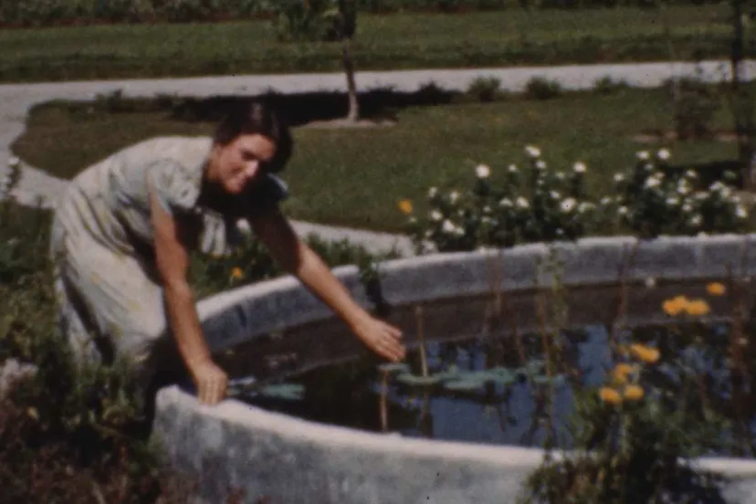 Greet Daub bij vijver in tuin