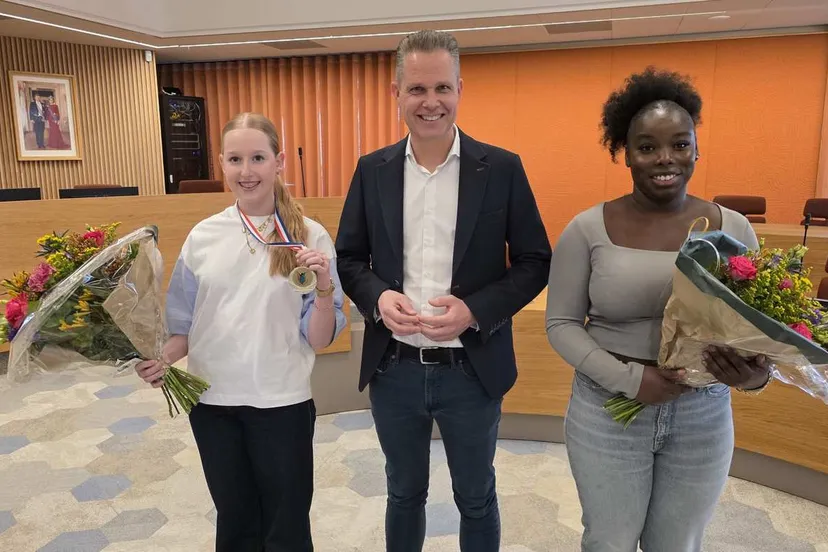 Links Marrit Mensen, midden wethouder Schrik en rechts Hadya Foulematu Camara