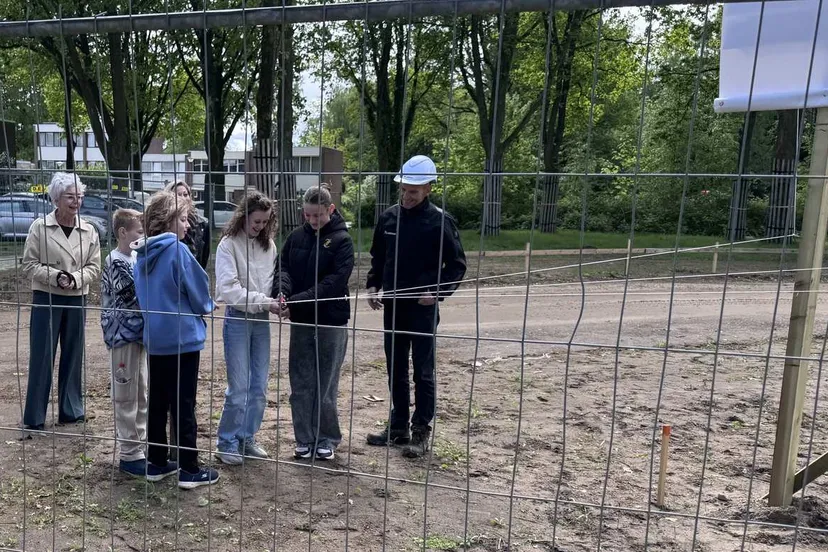 Kinderen knippen lint door 00030