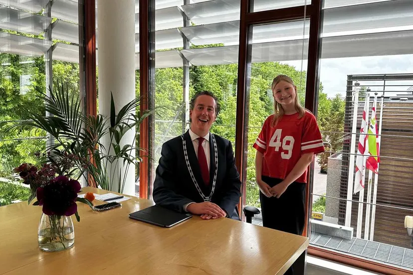 Burgemeester Arjen Maathuis met Kinderburgemeester Tess Kist