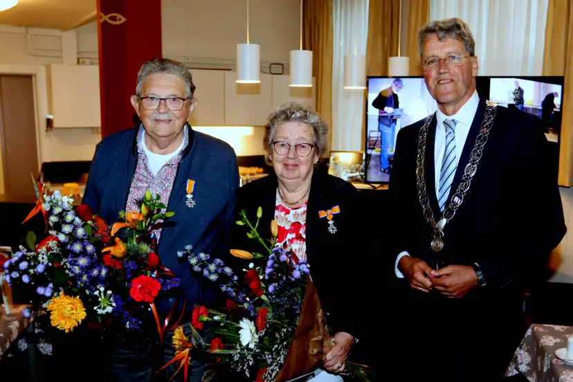2026-10-09 echtpaar Venema met burgemeester Eric van Oosterhout