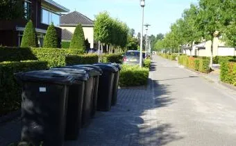 afval vuil vuilnis papier container bak afvalbak kleding fles oud papier renewi vuilniswagen pdm plastic kliko gerard van vugt 2022 33 1