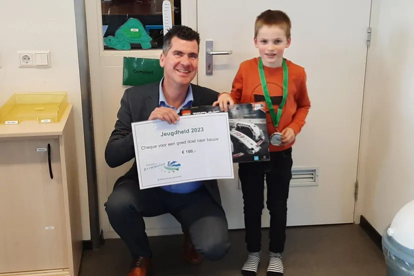 roel van der maden ontvangt jeugdlintje van wethouder vissers