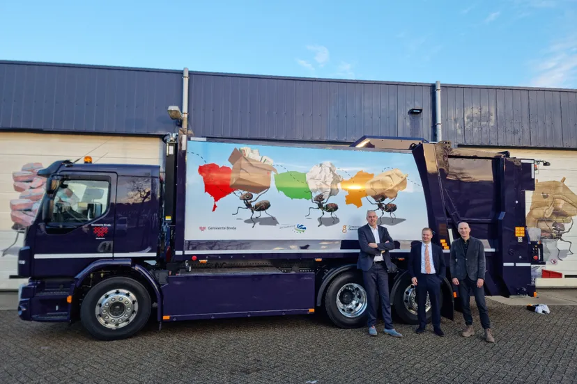 wethouders harry bakker tommie mertens en peter bakker bij de nieuwe elektrische inzamelwegen voor oud papier