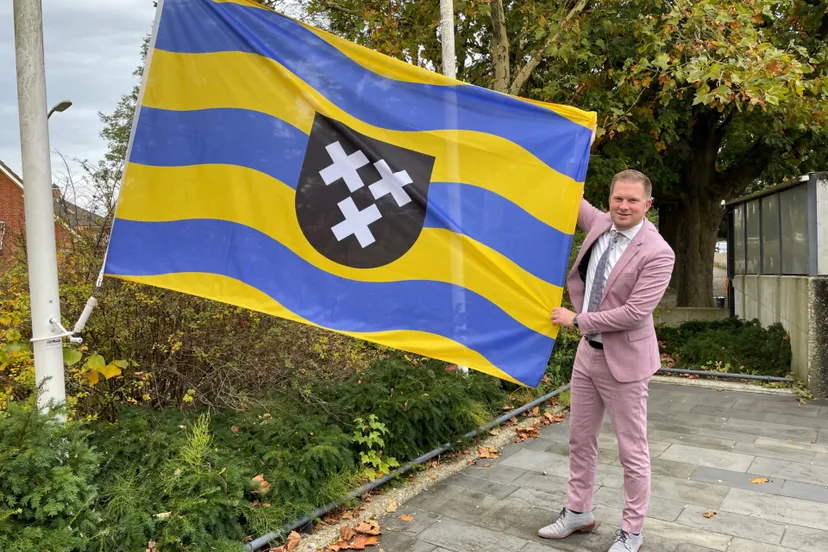 2024 10 15 burgemeester scholtze met gemeentevlag van drimmelen