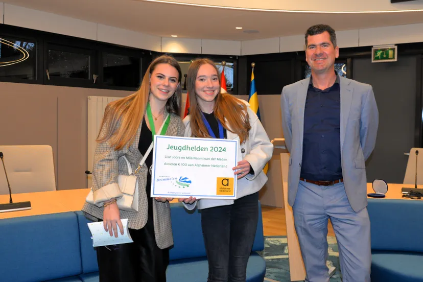 jeugdhelden lise en mila met wethouder vissers foto gerard van vugt