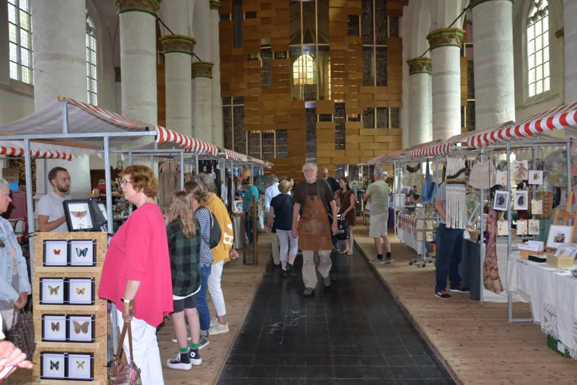 een goed bezochte markt van makers in 2024