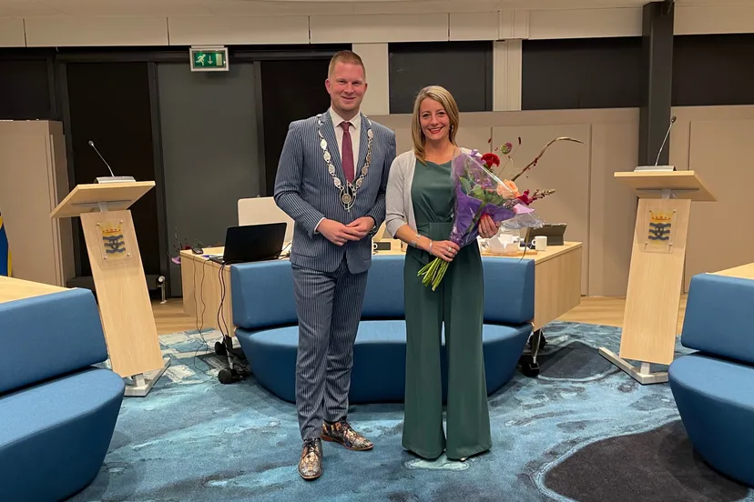 Wethouder Roxanne Pruijsers en burgemeester Boy Scholtze bij de installatie