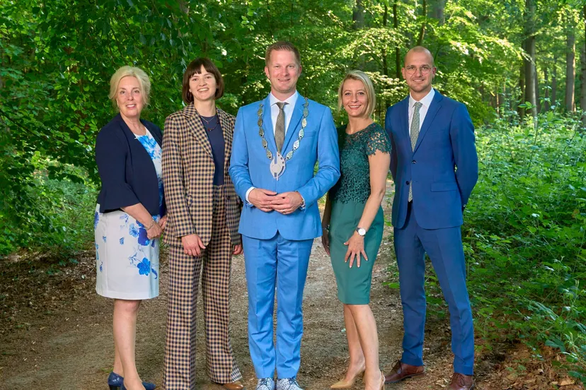 Nieuw college Drimmelen - Wilma Alink, Danique Hoeve, burgemeester Boy Scholtze, Roxanne Pruijsers, Luc Rullens (Iris Koopmans Fotografie)