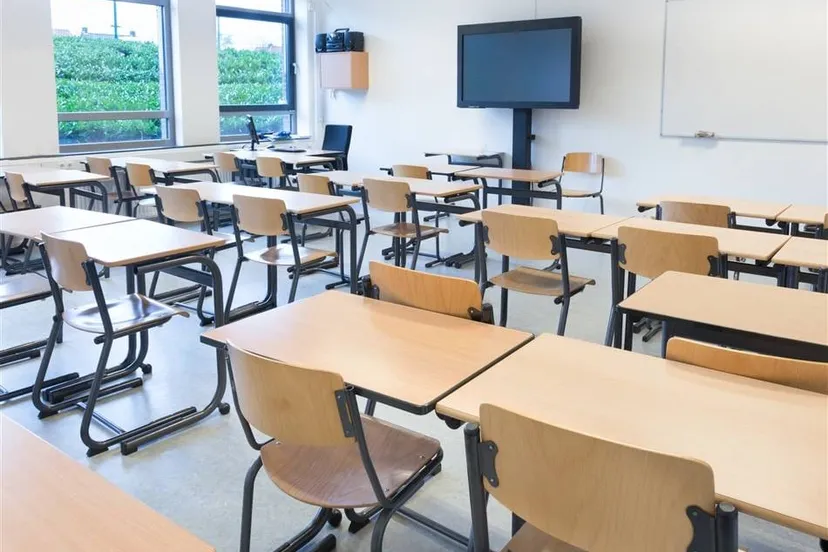 leeg klaslokaal ouders en onderwijs
