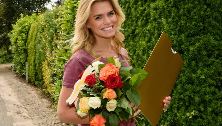 1 postcode loterij ambassadeur nicolette van dam met een cheque 715x408