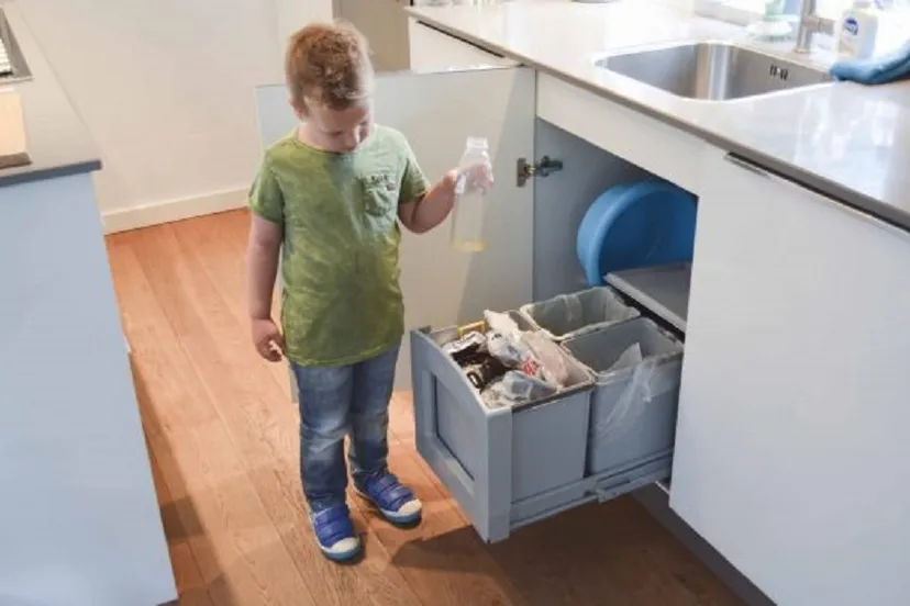 20190506 kind scheidt afval in de keuken 2 590x0 c default