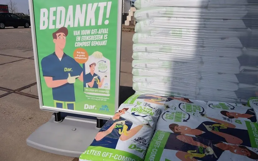 20230327 compostzakken op milieustraat 915x518 1