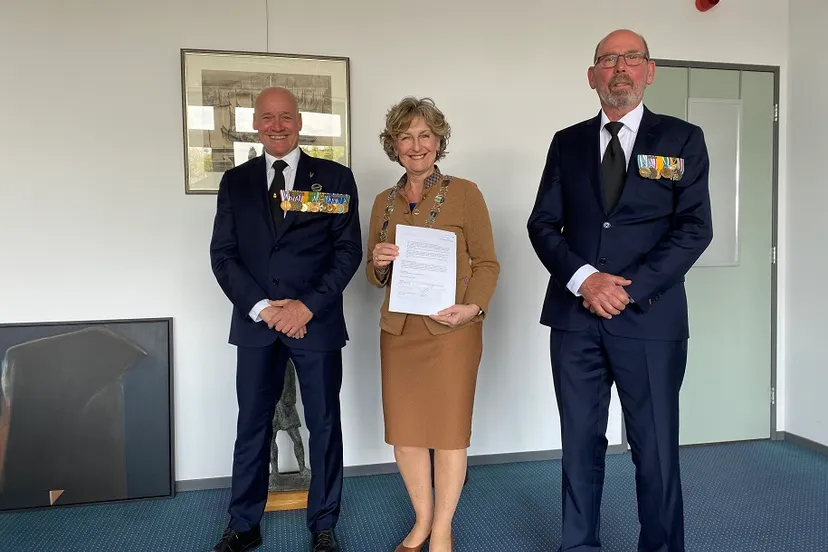 220426 foto ondertek convenant onderh oorlogsgraven gem druten en vvgd