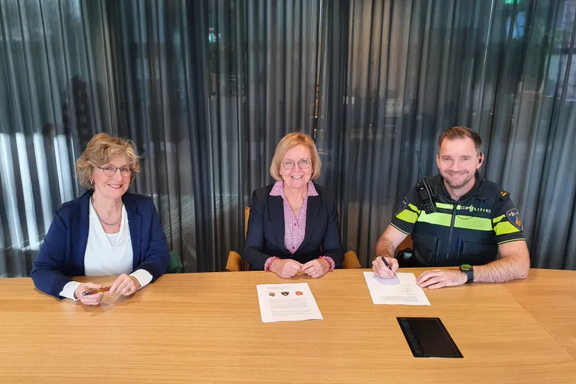 221110 foto ondertekenen handhavingsarrangement