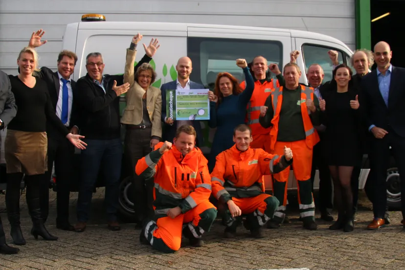 257720161208 foto tonen donatie opbrengst taxussnoeisel