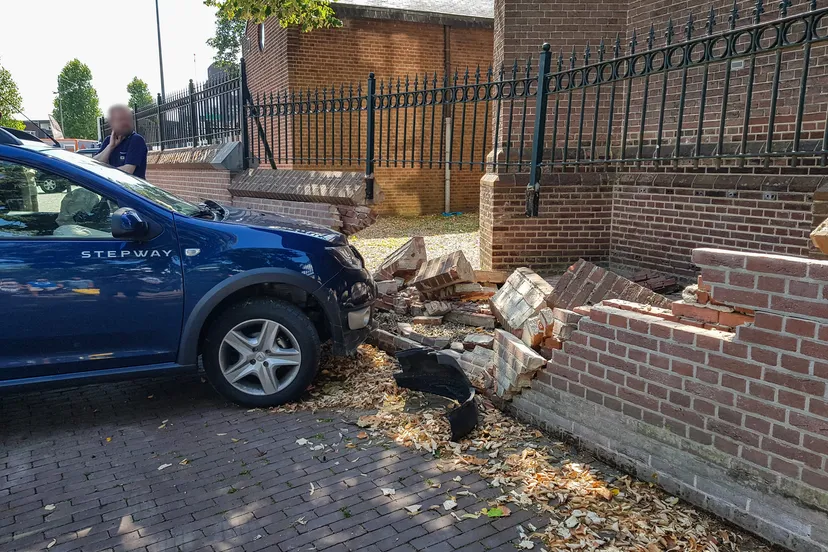 322617 automobilist ramt door muur bij hh ewalden kerk in druten 20180817 135944