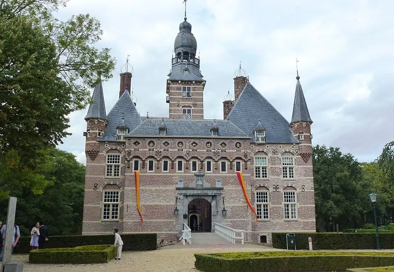 799px kasteel wijchen 17 vooraanzicht zuid met poortgebouw tussen west en oostvleugels public domain havang