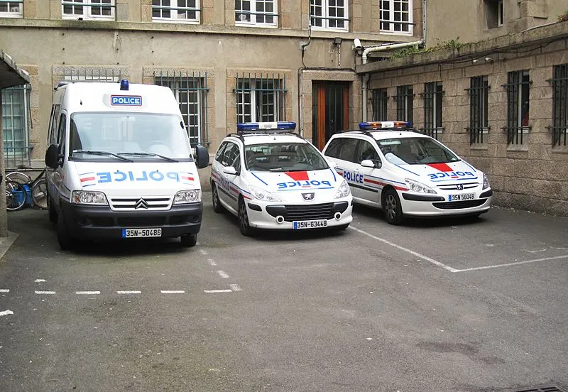 800px french police cars 01 dickelbers cc by sa 30