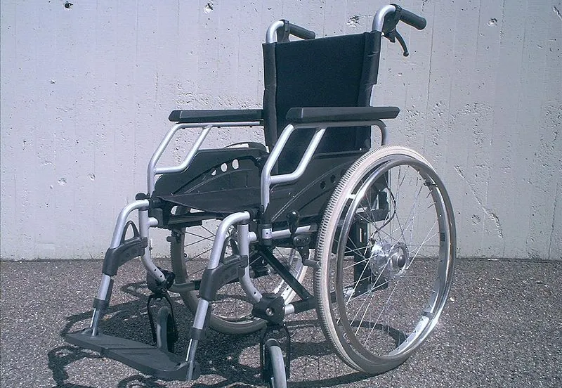 800px leichtgewicht rollstuhl public domain bestrossi